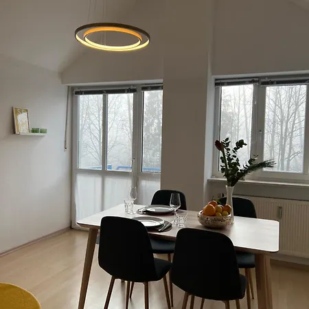 Dg-wohnung In 50qm דירה